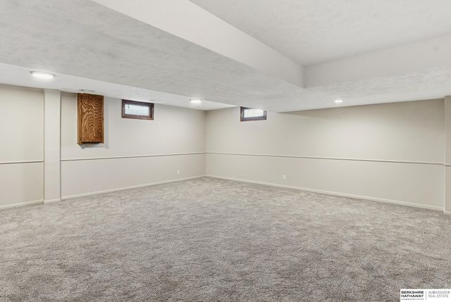 286 Concord Circle, Papillion, NE 68046