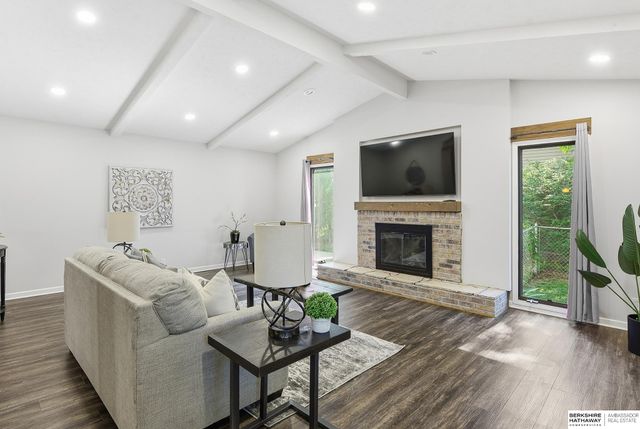 286 Concord Circle, Papillion, NE 68046