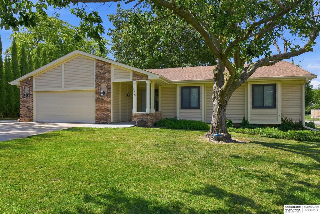 286 Concord Circle, Papillion, NE 68046