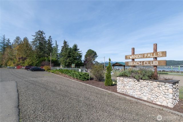 60 E Christmas Tree Place, Belfair, WA 98528