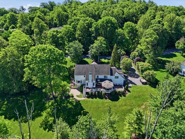 13 Hunters Trl, Chester Twp., NJ 07930