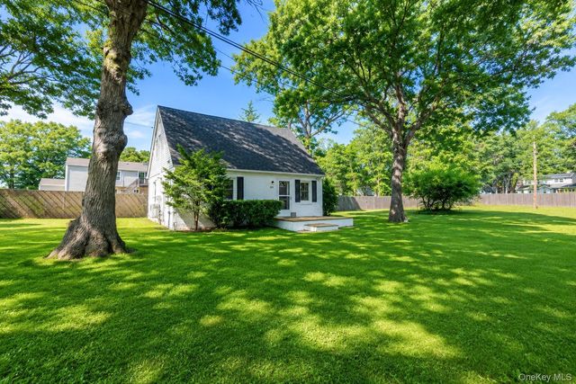 60 Morris Avenue, Farmingville, NY 11738