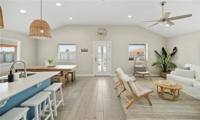 180 Paradise Pointe Dr, Port Aransas, TX 78373