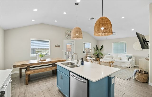 180 Paradise Pointe Dr, Port Aransas, TX 78373