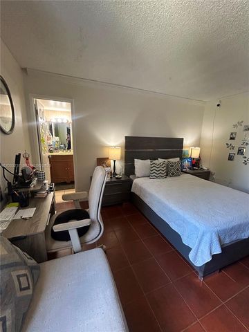 10284 NW 9th St Cir 204, Miami, FL 33172