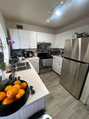 10284 NW 9th St Cir 204, Miami, FL 33172