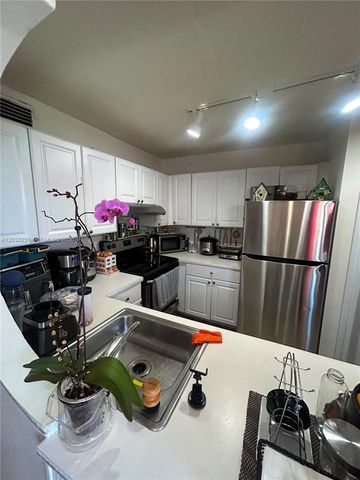 10284 NW 9th St Cir 204, Miami, FL 33172