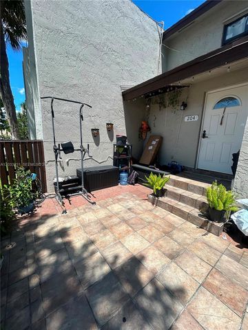 10284 NW 9th St Cir 204, Miami, FL 33172