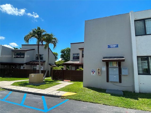 10284 NW 9th St Cir 204, Miami, FL 33172