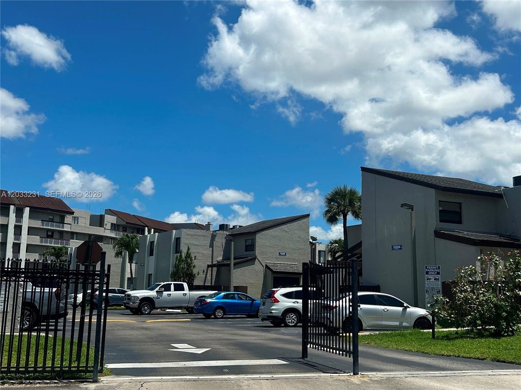10284 NW 9th St Cir 204, Miami, FL 33172
