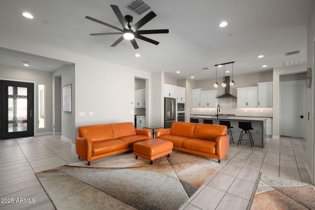 8528 W FALLEN LEAF Lane, Peoria, AZ 85383