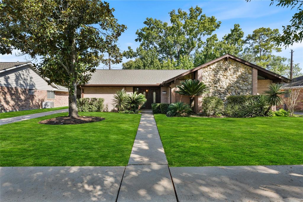 5830 Yarwell Drive, Houston, TX 77096