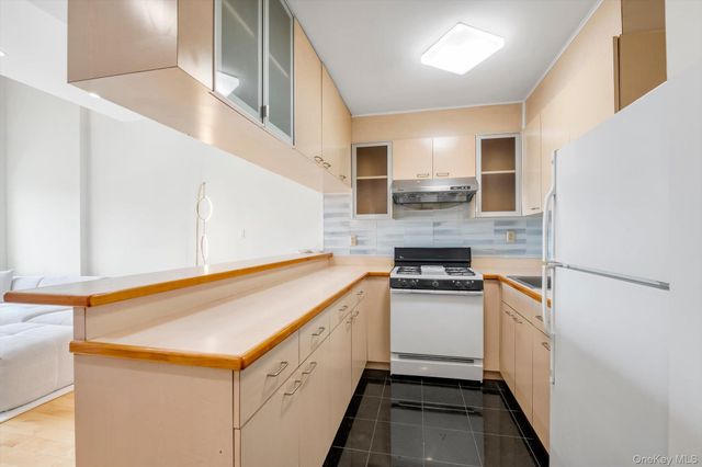 13987 35th Avenue 6B, Flushing, NY 11354