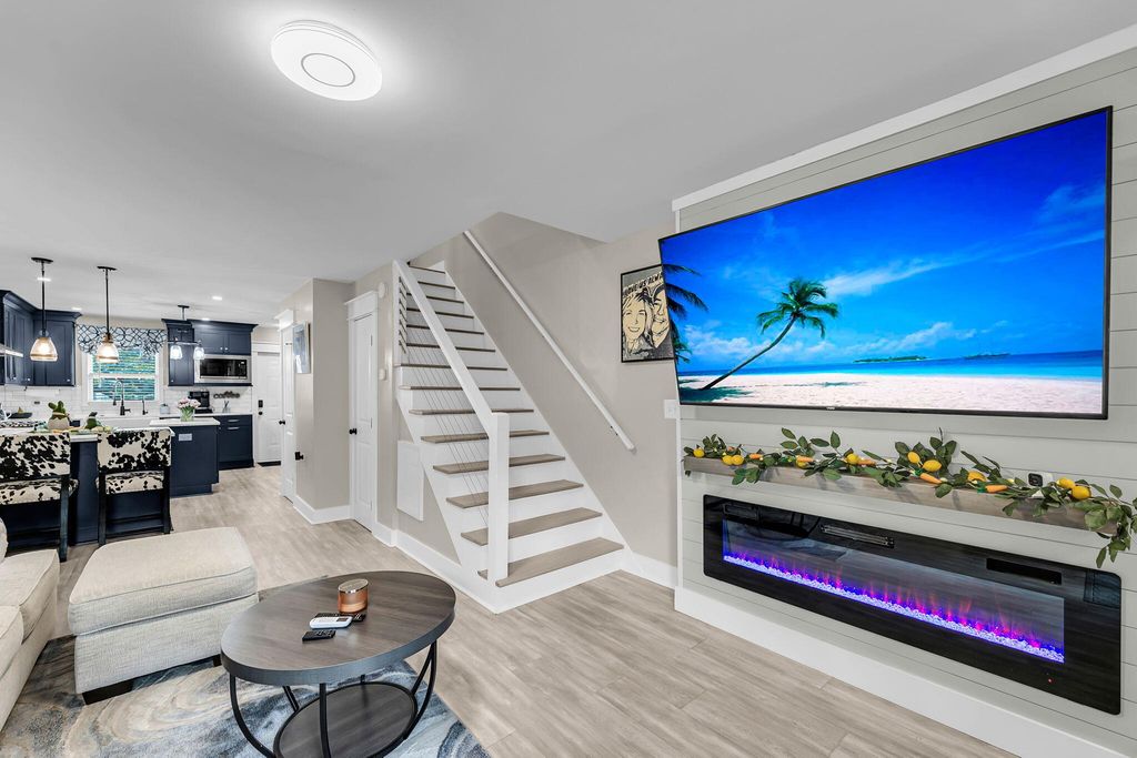 Image 14 of property listing at 9 1/2 Halsey Street, Charleston, SC 29401