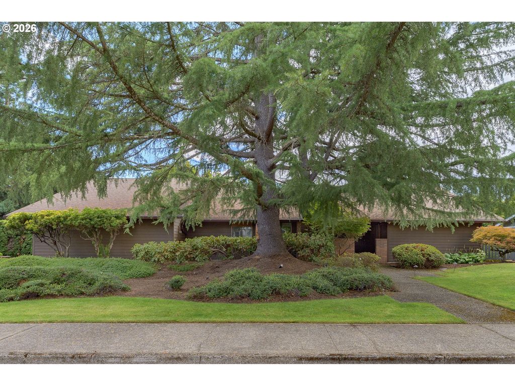 Image 2 of property listing at 1843 Nw SAINT ANDREWS Dr, Mc Minnville, OR 97128