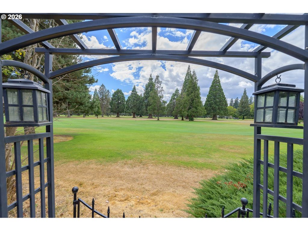 Image 3 of property listing at 1843 Nw SAINT ANDREWS Dr, Mc Minnville, OR 97128