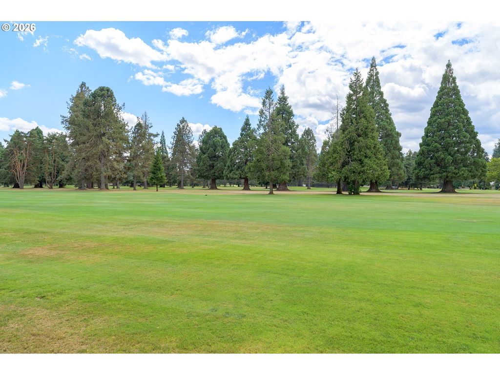 Image 4 of property listing at 1843 Nw SAINT ANDREWS Dr, Mc Minnville, OR 97128