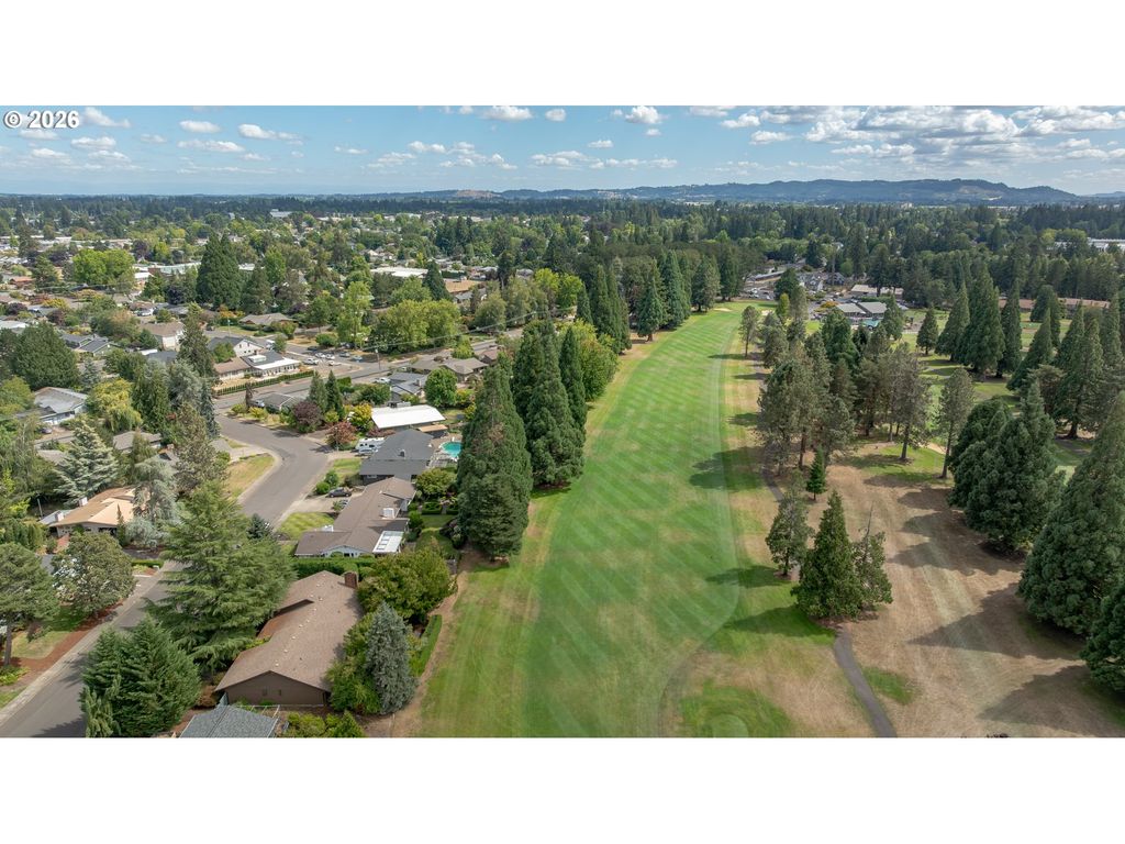 Image 5 of property listing at 1843 Nw SAINT ANDREWS Dr, Mc Minnville, OR 97128