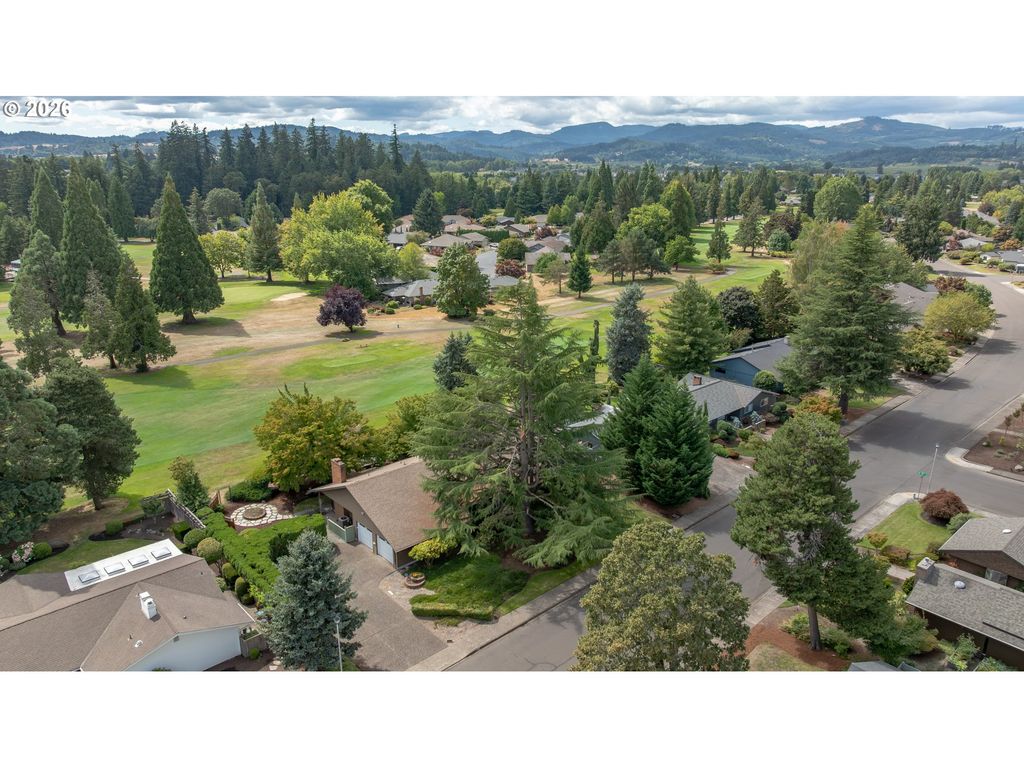 Image 6 of property listing at 1843 Nw SAINT ANDREWS Dr, Mc Minnville, OR 97128
