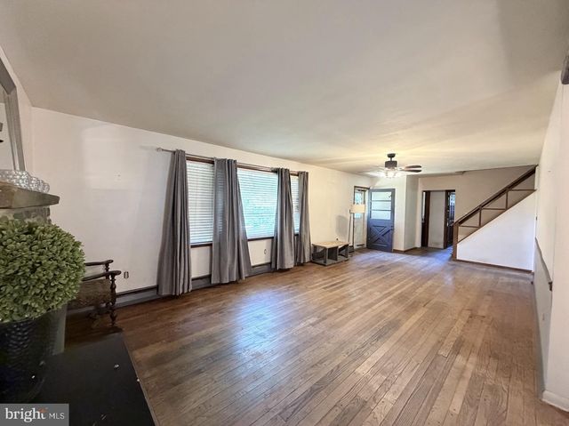 18 GALICIA DR, Phoenixville, PA 19460