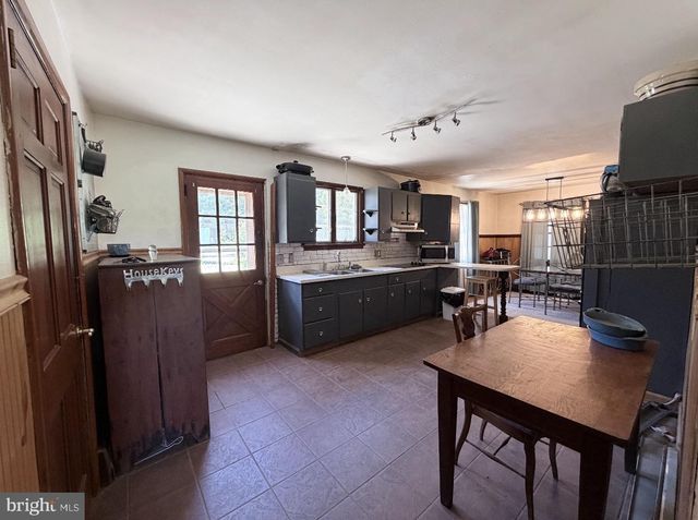 18 GALICIA DR, Phoenixville, PA 19460