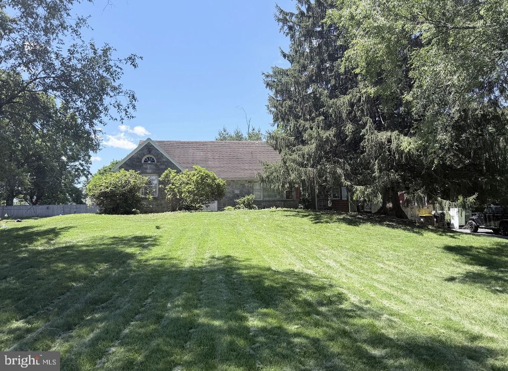 18 GALICIA DR, Phoenixville, PA 19460