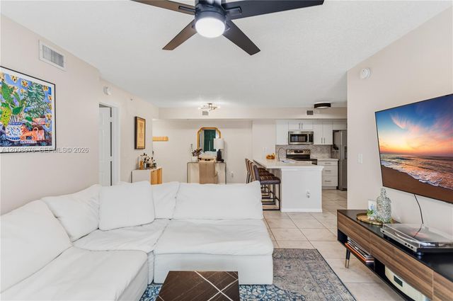 2640 S University Dr 111, Davie, FL 33328