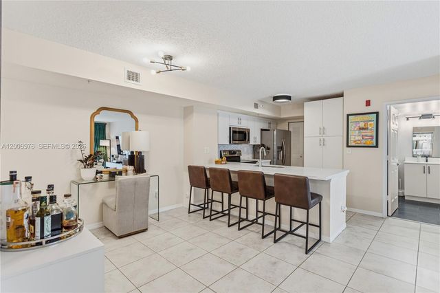 2640 S University Dr 111, Davie, FL 33328