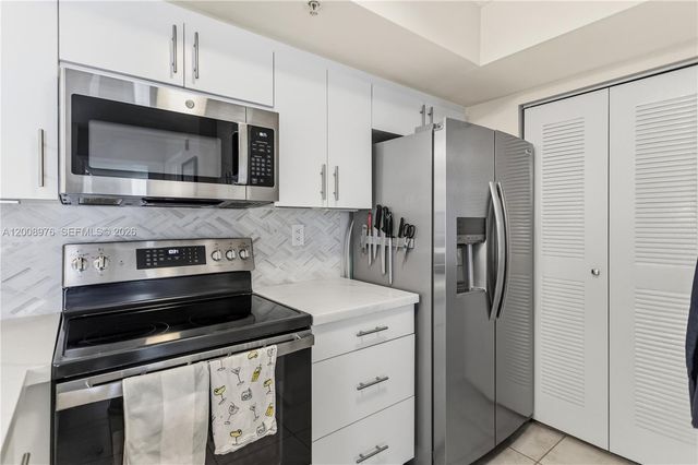 2640 S University Dr 111, Davie, FL 33328