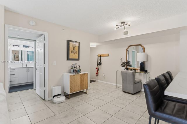 2640 S University Dr 111, Davie, FL 33328