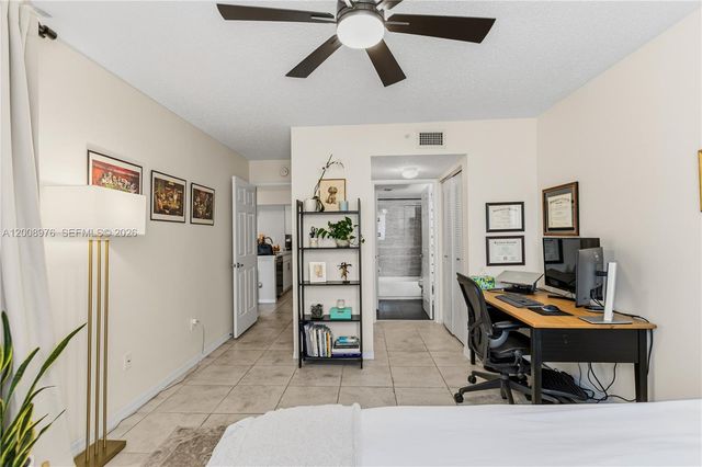 2640 S University Dr 111, Davie, FL 33328