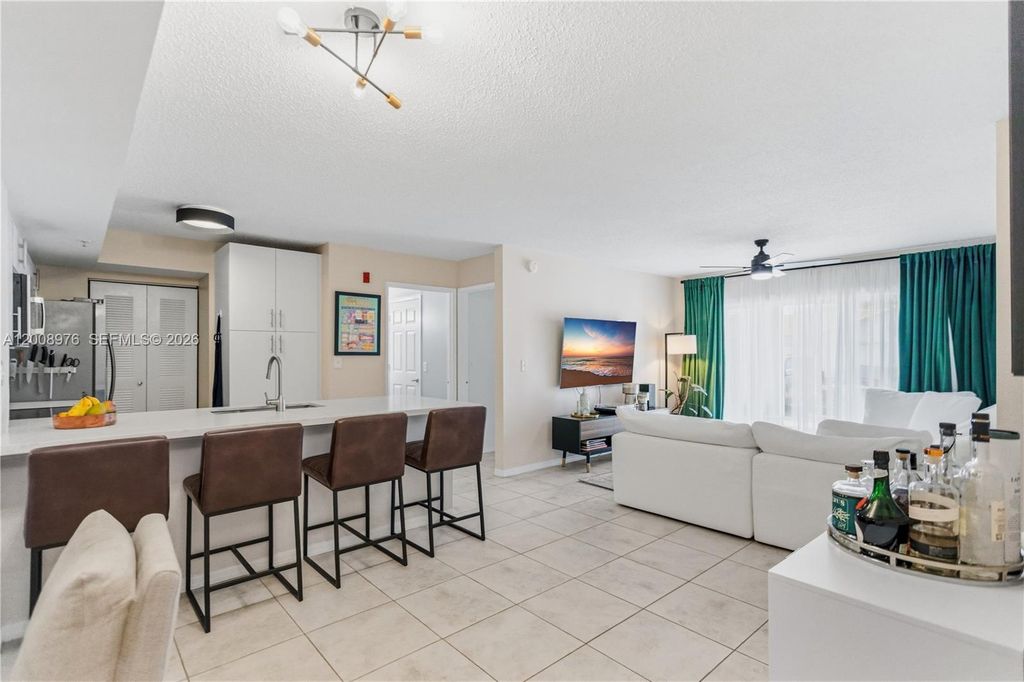 2640 S University Dr 111, Davie, FL 33328