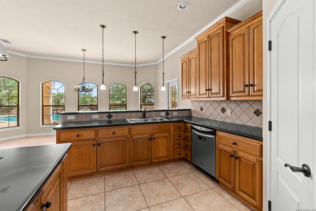 140 Legacy Trail Dr, La Vernia, TX 78121