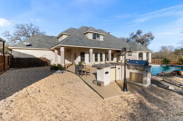 140 Legacy Trail Dr, La Vernia, TX 78121