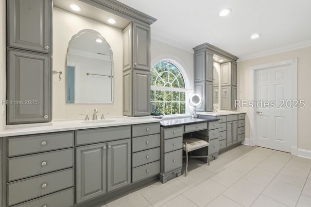 100 Harbour Psge, Hilton Head Island, SC 29926