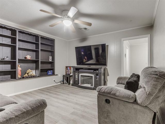 909 N McKinley Avenue, Shawnee, OK 74801