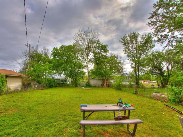 909 N McKinley Avenue, Shawnee, OK 74801
