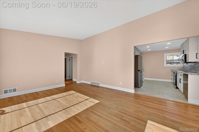 29385 Spoon Avenue, Madison Heights, MI 48071