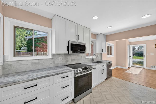 29385 Spoon Avenue, Madison Heights, MI 48071
