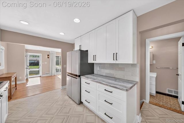 29385 Spoon Avenue, Madison Heights, MI 48071