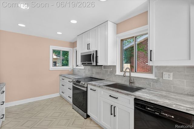 29385 Spoon Avenue, Madison Heights, MI 48071