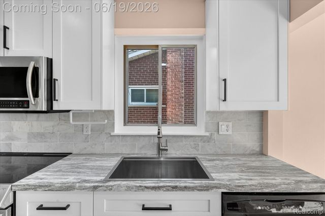 29385 Spoon Avenue, Madison Heights, MI 48071