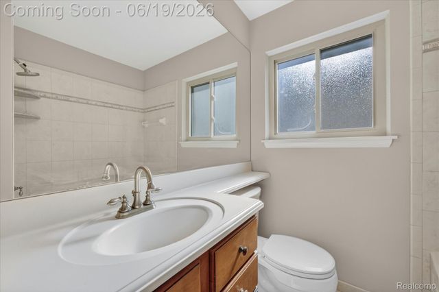 29385 Spoon Avenue, Madison Heights, MI 48071