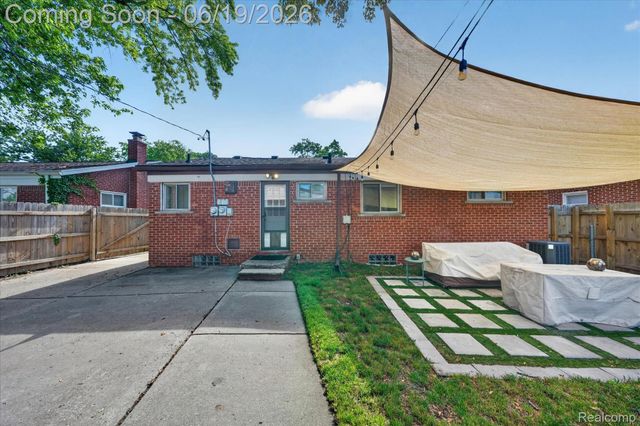 29385 Spoon Avenue, Madison Heights, MI 48071