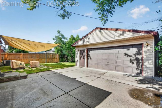 29385 Spoon Avenue, Madison Heights, MI 48071