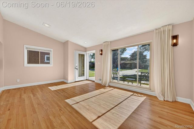 29385 Spoon Avenue, Madison Heights, MI 48071