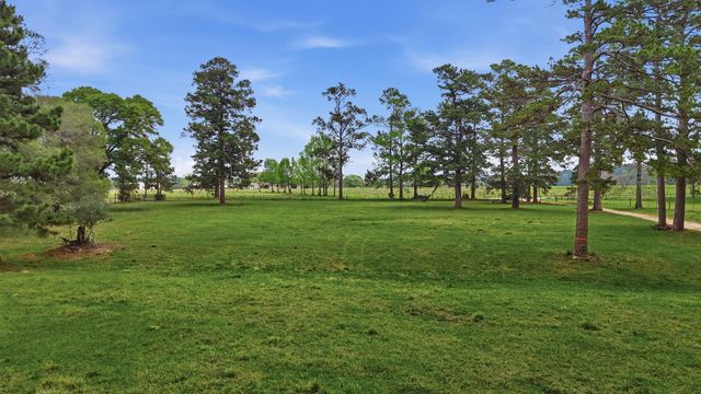 882 Four Notch Road, Huntsville, TX 77340