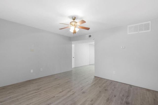 2100 Wilcrest Drive 226, Houston, TX 77042