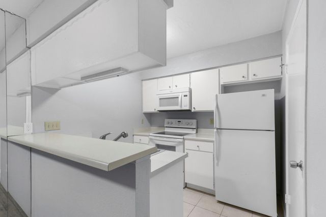 2100 Wilcrest Drive 226, Houston, TX 77042