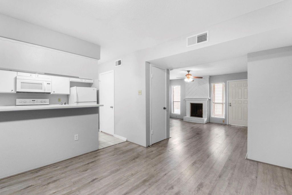 2100 Wilcrest Drive 226, Houston, TX 77042